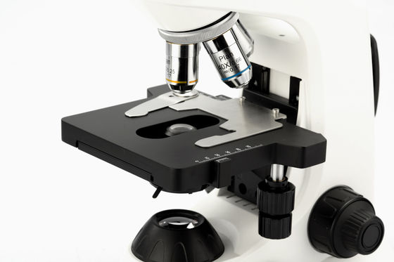 4 microscopio biológico del laboratorio de la posición 40X con la etapa mecánica