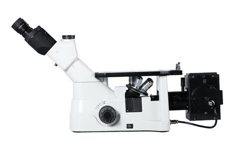 El microscopio con bisagras cromático del laboratorio de biología de Trinocular polarizó microscopia ligera